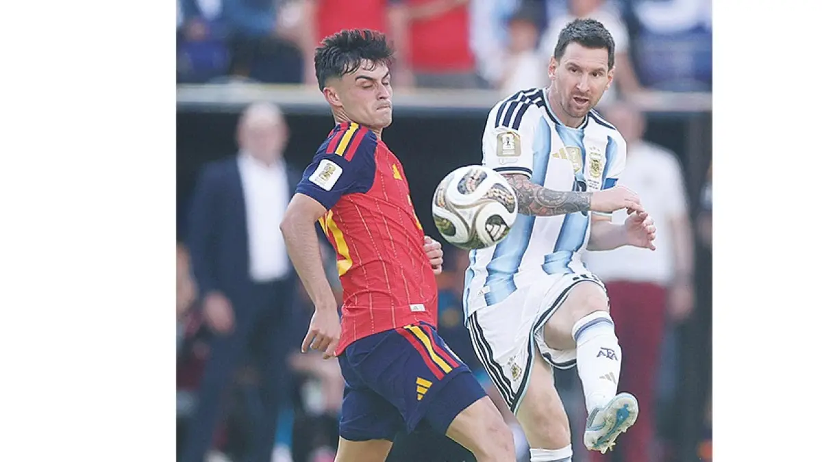 Lionel Messi (kanan) menendang bola dalam pertandingan final Piala Dunia FIFA 2026 antara Spanyol dan Argentina di New York New Jersey Stadium,  belum lama ini. Messi memutuskan gantung sepatu dari Timnas Argentina. (afp)
