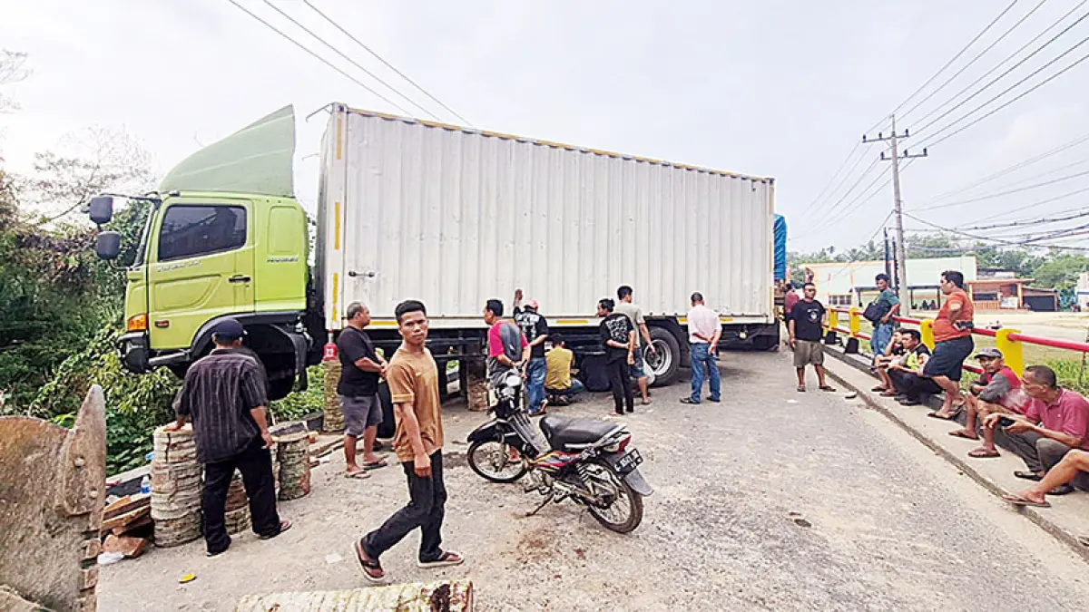 MACET TOTAL: Sebuah truk mengalami kecelakaan tunggal menghantam dinding jembatan hingga menyebabkan macet total di Jalan Lintas Timur Dusun Berapit, Kecamatan Seberida, Inhu, Selasa (1/9/2026). (Humas Polres Inhu&nbsp;untuk Riau Pos)