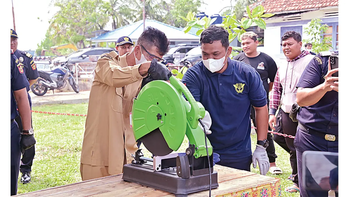 MUSNAHKAN BARANG: Kakanwil BC Riau Dwijo Muryono bersama forkopimda memusnahkan barang bukti hasil tangkapan periode 2025-2026 di halaman belakang Kantor Bea Cukai di Sungai Pakning, Bengkalis, Selasa (1/9/2026). (ABU KASIM/RIAU POS)
