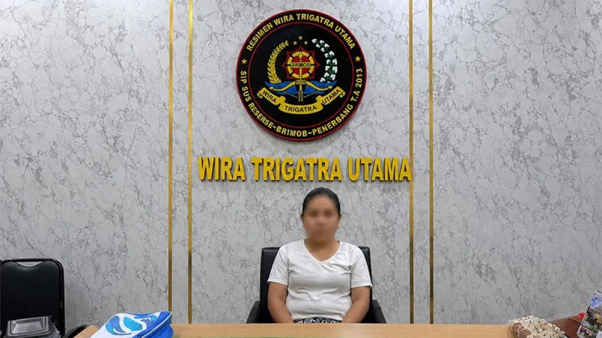 Pelaku perempuan berinisial PA( 27) saat diamankan beserta barang bukti pil ekstasi dengan berbagai logo. (Satresnarkoba Polresta Pekanbaru)