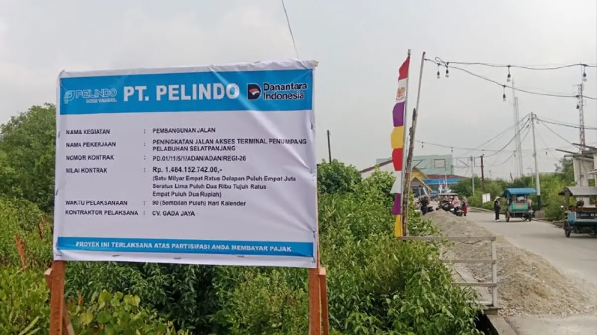 Plang tanda dimulainya pengerjaan peninggian jalan masuk menuju Pelabuhan Tanjung Harapan Kepulauan Meranti, Rabu (2/9/2026). (Istimewa)
