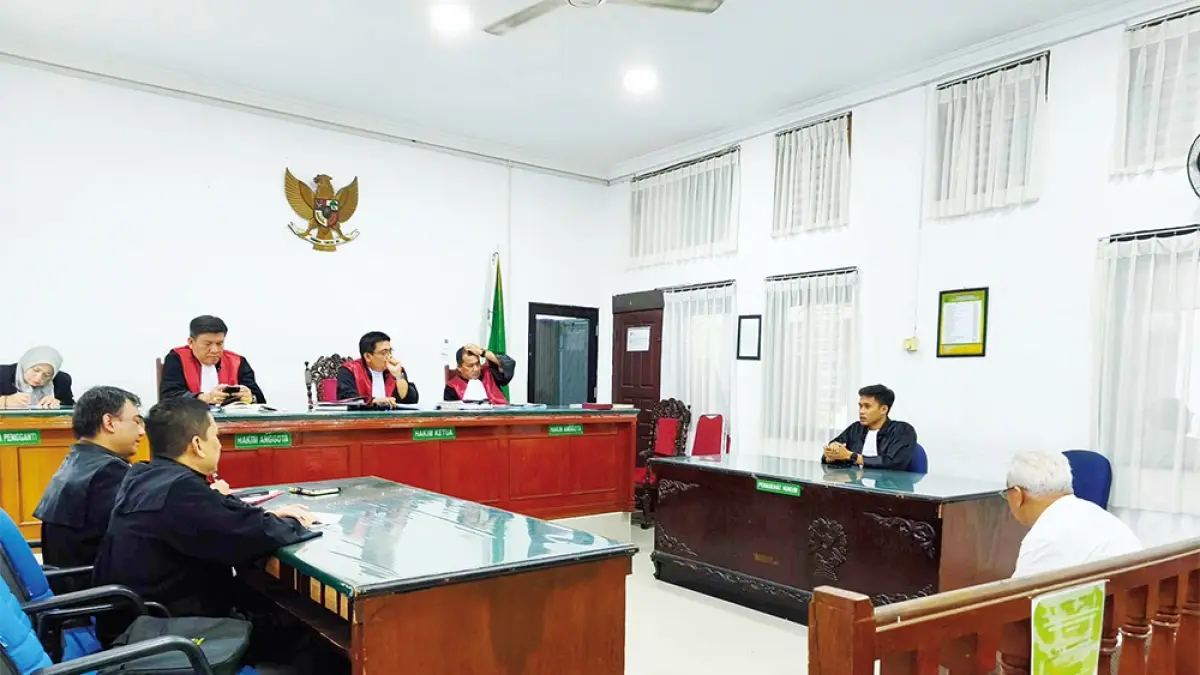  Rida K Liamsi saat menjalani sidang dengan agenda putusan sela di Pengadilan Negeri Pekanbaru, Selasa (1/9/2026).(EVAN GUNANZAR/RIAU POS)