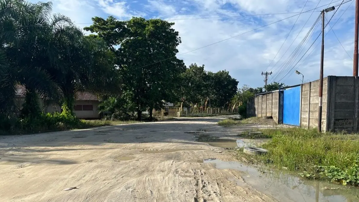 Ruas jalan menuju kampus Universitas Islam Kuantan Singingi (Uniks) di kawasan Kebun Nenas, Kecamatan Kuantan Tengah yang masih jalan tanah, beberapa hari lalu. (Desriandi Candra/Riaupos.co)