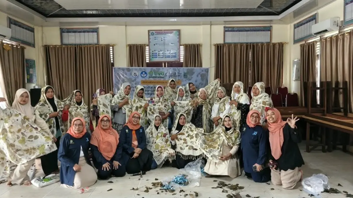 Tim PKM dosen Unri dan perempuan yang tergabung dalam HKm Mandiri Sejahtera Dayun memperlihatkan produk agroferestry, belum lama ini.(Unri untuk Riau Pos)