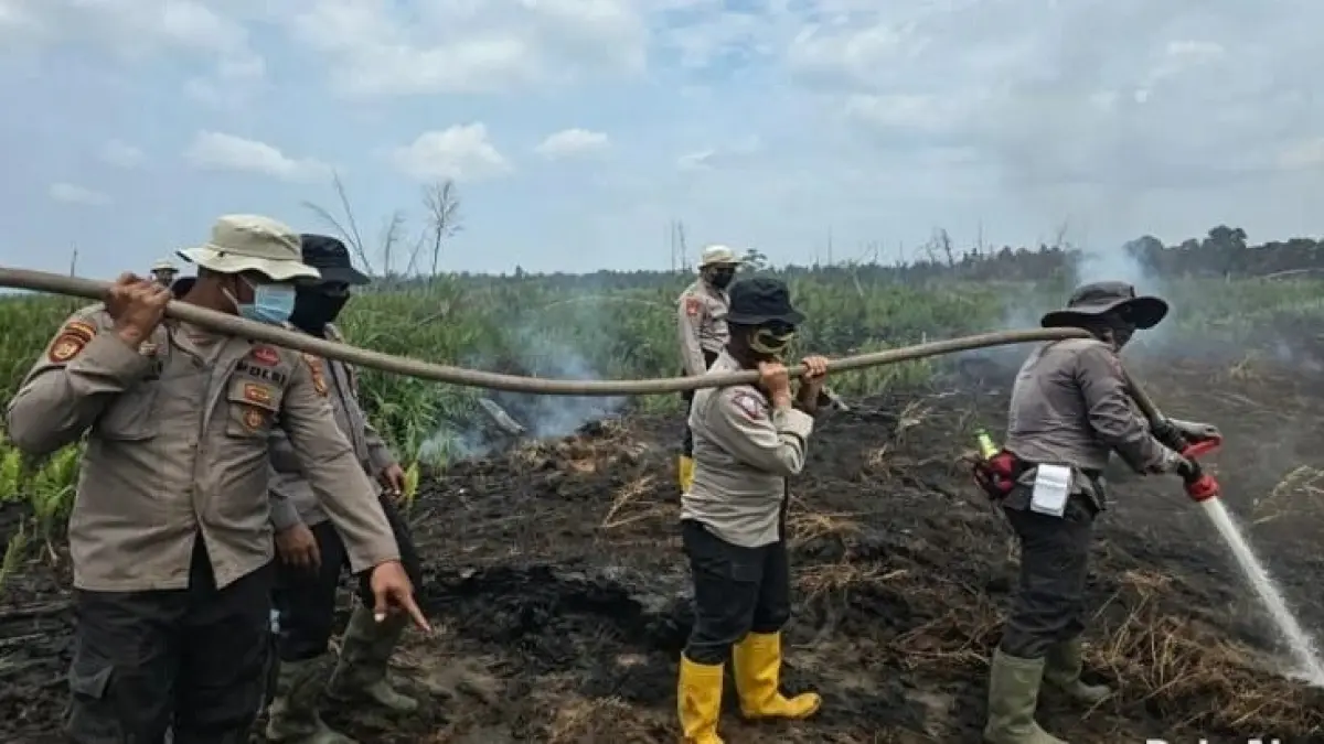 Tim Satgas Gabungan masih melakukan pendinginan di lokasi karhutla di Desa Tasik Serai, Kecamatan Talang Muandau, Bengkalis yang sempat terbakar seluas 12 hektar pada, Selasa (1/9/2026).(Humas Polres Bengkalis)