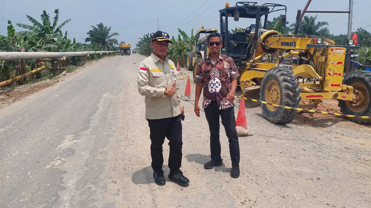 TINJAU: Kepala Dinas PUPR Rohil Khoirul Fahmi saat meninjau di lapangan jalan lintas Bangko Pusako-Kubu, Selasa (1/9/2026).(Zulfadhli/riau pos)