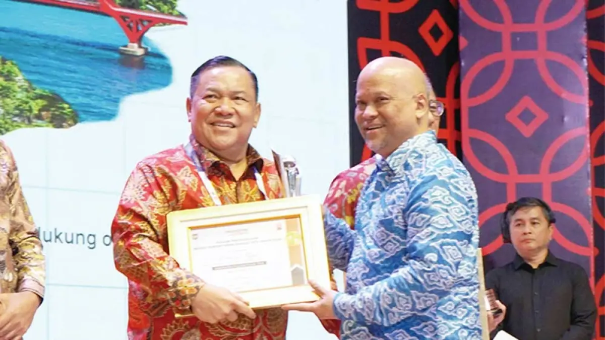 Ketua Umum Persatuan Insinyur Indonesia Ilham Akbar Habibie (kanan) menyerahkan penghargaan peringkat kedua nasional untuk Klasifikasi Provinsi dalam penilaian Indeks Keinsinyuran Daerah 2026 kepada Pelaksana Tugas Gubernur Riau SF Hariyanto di Auditorium BRIN, Jakarta Pusat, Sabtu (29/8/2026). Diskominfotik Riau untuk Riau Pos