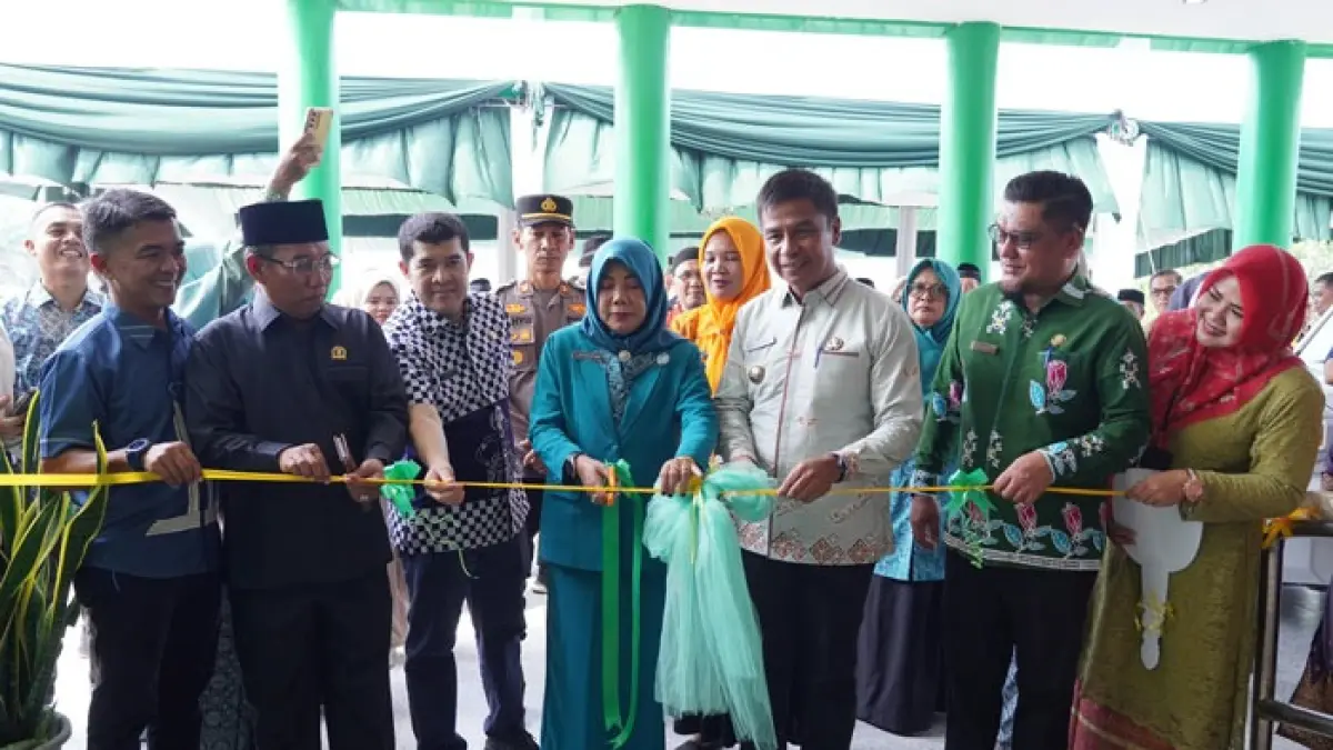 Bupati Kampar Ahmad Yuzar disaksikan Ketua TP PKK Tengku Nurheryani Ahmad Yuzar didampingi anggota DPRD Kampar Habiburrahman, Eko Sutrisno, Sekda Ardi Mardiansyah meresmikan UPTD Puskesmas Kuntu, Kecamatan Kampar Kiri, Kamis (3/9/2026). (Diskominfo Kampar untuk Riaupos.co)