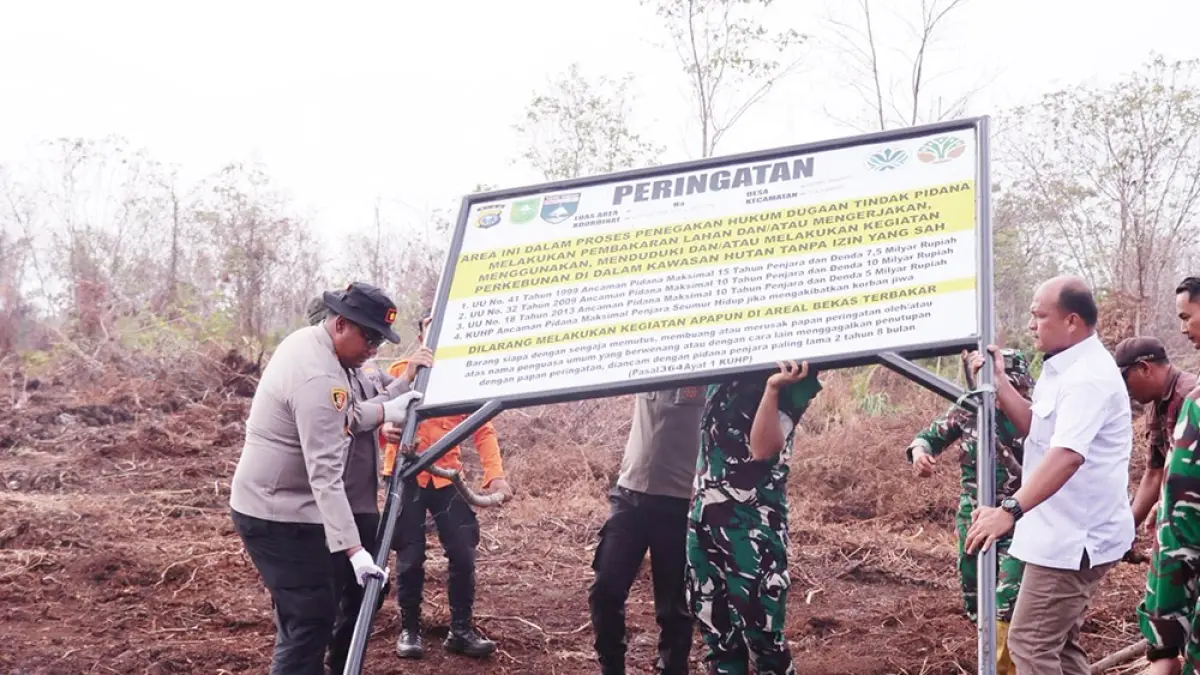Polres Kampar bersama unsur forkopimda memasang&nbsp;plang&nbsp;peringatan larangan berkegiatan di areal bekas karhutla seluas sekitar 14 hektare di Jalan Keluarga, RT 002/RW 001, Dusun II, Desa Rimbo Panjang, Kecamatan Tambang, Kabupaten Kampar, Rabu (2/9/2026). (Humas polres untuk&nbsp;Riau Pos)