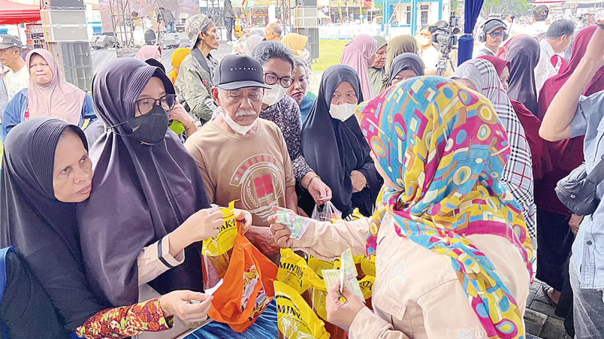 BELI SEMBAKO: Masyarakat membeli bahan pokok pada kegiatan gerakan pangan murah di lapangan TVRI Jalan Durian Pekanbaru, Rabu (2/9/2026). (SOLEH SAPUTRA/RIAU POS)