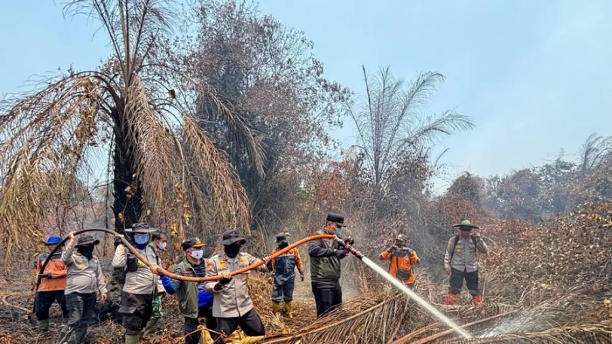 Bupati Inhu Ade Agus Hartanto bersama Kapolres Inhu, AKBP Eka Ariandy Putra dan pejabat lainnya ikut memadamkan Karhutla di Desa Kuantan Babu, Kamis (3/9/2026). (Humas Polres Inhu untuk Riaupos.co)