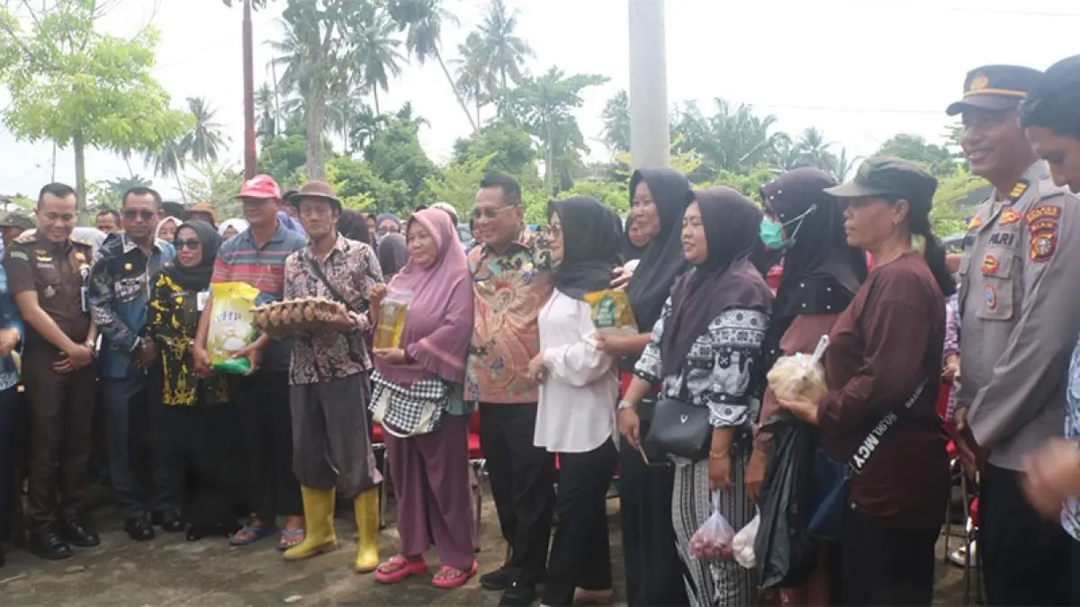 Bupati Rohil H Bistamam bersama sejumlah warga yang hadir pada saat kegiatan operasi pasar di Pujasera, Bagansiapiapi, Kamis (3/9/2026). (Zulfadhli)