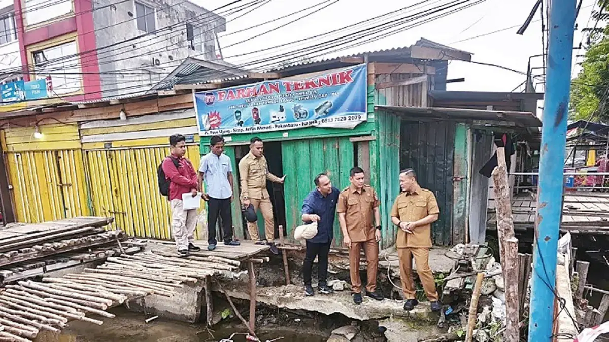 Ditargetkan Signifikan Kurangi Banjir, Wako Tinjau Perbaikan Drainase di Jalan Paus