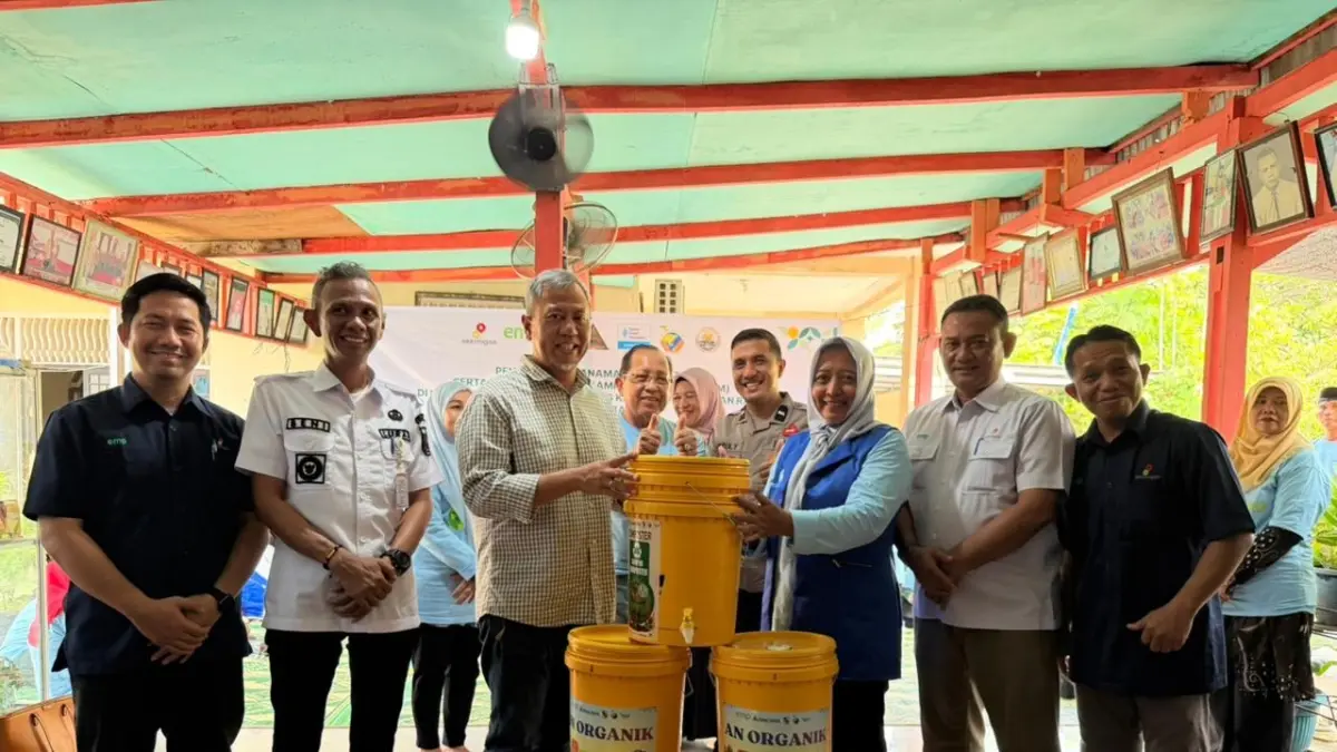 EMP CSR and Communication Division Manager, Iman Soerjasantosa, menyerahkan tempat sampah untuk kelanjutan kegiatan ProKlim di Pekanbaru (2/9/2026).