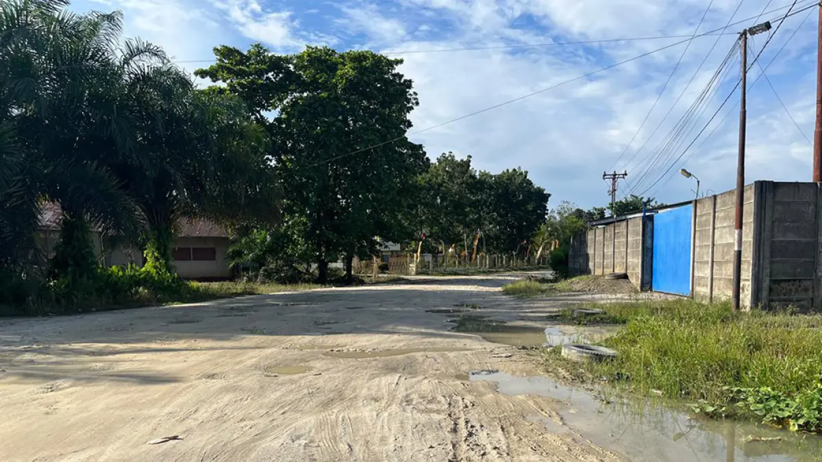 JALAN TANAH: Ruas jalan menuju kampus Universitas Islam Kuantan Singingi (Uniks) di kawasan Kebun Nenas, Kecamatan Kuantan Tengah masih jalan tanah. Foto diambi beberapa hari lalu. (DESRIANDI CANDRA/RIAU POS)
