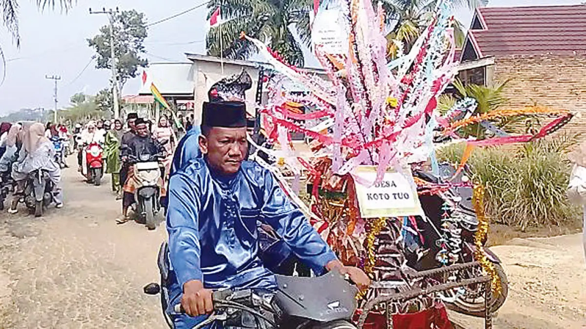 MENGARAK TABAK: Perwakilan warga ikut mengarak Tabak dari Balai Adat Desa Selunak menuju aula Kantor Camat Batang Peranap, Selasa (1/9/2026). Mengarak Tabak merupakan salah satu budaya masyarakat Batang Peranap.(KASMEDI/RIAU POS)
