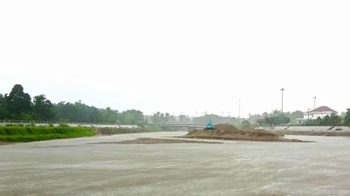 Kegiatan normalisasi Sungai Batang Lubuh terus berlanjut, alat berat eksavator mengeruk endapan pasir yang menumpuk dan menghambat aliran air dalam mengantisipasi banjir di Kota Pasirpengaraian dan sekitarnya, baru-baru ini. (Engki Prima Putra/Riaupos.co)