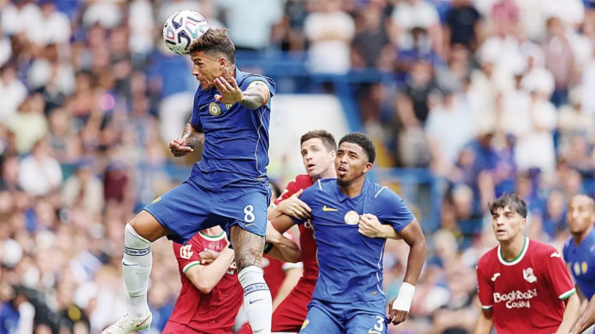 Enzo Fernandez, saat membela Chelsea, menyundul bola ke arah gawang dalam pertandingan persahabatan pramusim melawan Real Sociedad di Stamford Bridge, London, baru-baru ini. Enzo menutup operasi transfer Manchester City pada musim panas tahun ini dengan nilai transfer 145 juta Euro atau sekitar Rp2,98 triliun. (Adrian DENNIS/AFP)
