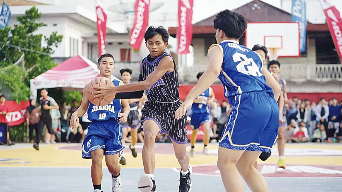 Pemain basket SMK Patria Dharma (biru) menga­dang laju pergerakan pemain Putra SMAN 1 Tebing Tinggi (hitam) saat gelaran Riau Pos-HSBL 2026 Selatpanjang Series  di Lapangan Basket Kartika Selatpanjang, Rabu (2/9/2026). (EVAN GUNANZAR/RIAU POS)