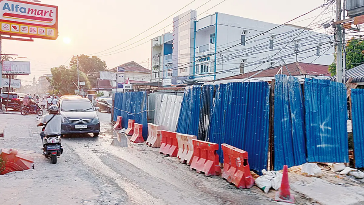 PERBAIKAN: Pengendara motor melintas di Jalan Cempaka di dekat lokasi perbaikan titik proyek IPAL sebelum dilakukan pengaspalan ulang jalan, Rabu (2/9/2026). (Prapti Dwi Lestari/riau pos)