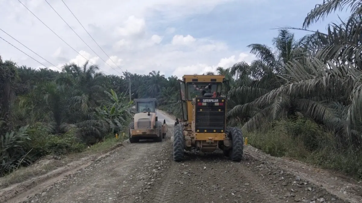 Perbaikan ruas jalan provinsi di Kabupaten Rokan Hilir oleh Dinas PUPR Riau. (Istimewa)