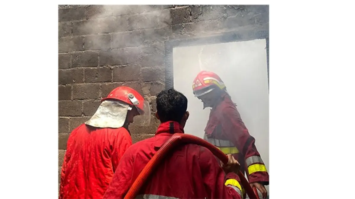 Personel Damkar Satpol PP-PKP Kuansing melakukan pemadaman api saat kebakaran rumah warga di Lingkungan Dua Kelurahan Simpang Tiga Teluk Kuantan, Kecamatan Kuantan Tengah, Kamis (3/9/2026).(Desriandi Candra/Riaupos.co)&nbsp;