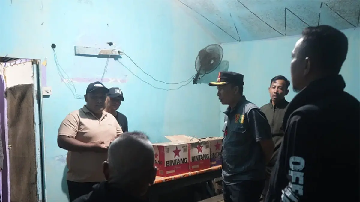 Personel Satpol PP-PKP Kuansing dan Polsek Singingi melakukan pengecekan warung remang-remang di Desa Sumber Datar Kecamatan Singingi, Rabu (2/9/2026) malam. Foto Satpol PP-PKP Kuansing