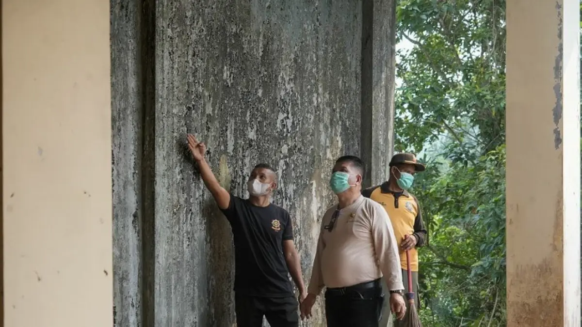 Pj Sekda Kuansing Drs Muradi MSi meninjau gudang arsip yang tidak digunakan pascaterbakar beberapa tahun saat gotong royong massal, Kamis (3/9/2026) pagi. (Desriandi Candra/Riaupos.co)