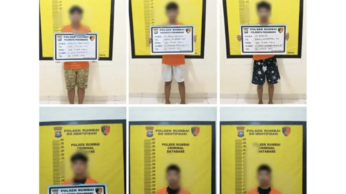 Polisi saat mengamankan 6 orang pelaku Curas di Rumbai. (Polsek Rumbai)