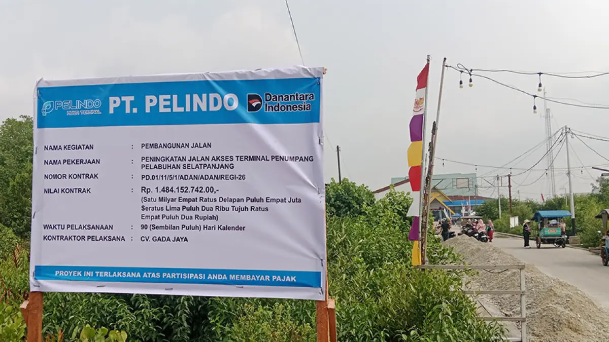 PROYEK: Pelindo Regional 1 Selatpanjang melakukan pengerjaan peninggian jalan masuk menuju pelabuhan Tanjung Harapan, Kepulauan Meranti, Rabu (2/9/2026). Tampak plang tanda dimulainya pengerjaan proyek.(Wira saputra/riau pos)

