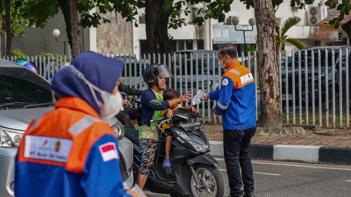 PT BSP membagikan masker mulai 31 Agustus 2026 lalu kepada masyarakat dalam program BSP Peduli saat kabut asap melanda beberapa daerah di Riau.(BSP UNTUK RIAUPOS.CO)