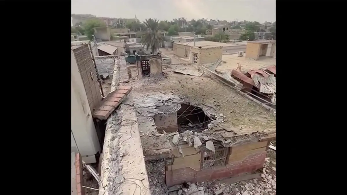 Rumah warga sipil rusak berat akibat serangan Amerika Serikat di wilayah Kabupaten Sirik, Provinsi Hormozgan, Iran, Rabu (2/9/2026). (AFP)