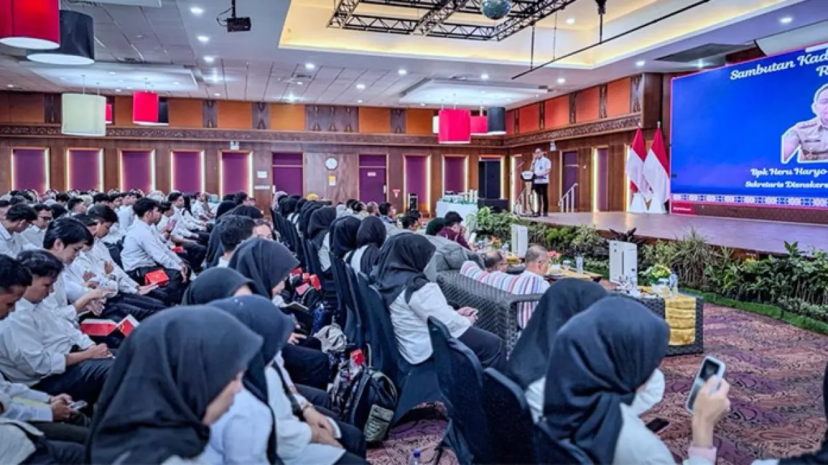 Sekretaris Dinas Tenaga Kerja dan Transmigrasi Provinsi Riau Heru Prayitno SE MSi memberikan arahan kepada peserta magang kerja batch 9 PHR di Rumbai Country Club (RCC), Rabu (2/9/ 2026). (PHR UNTUK RIAU POS)

