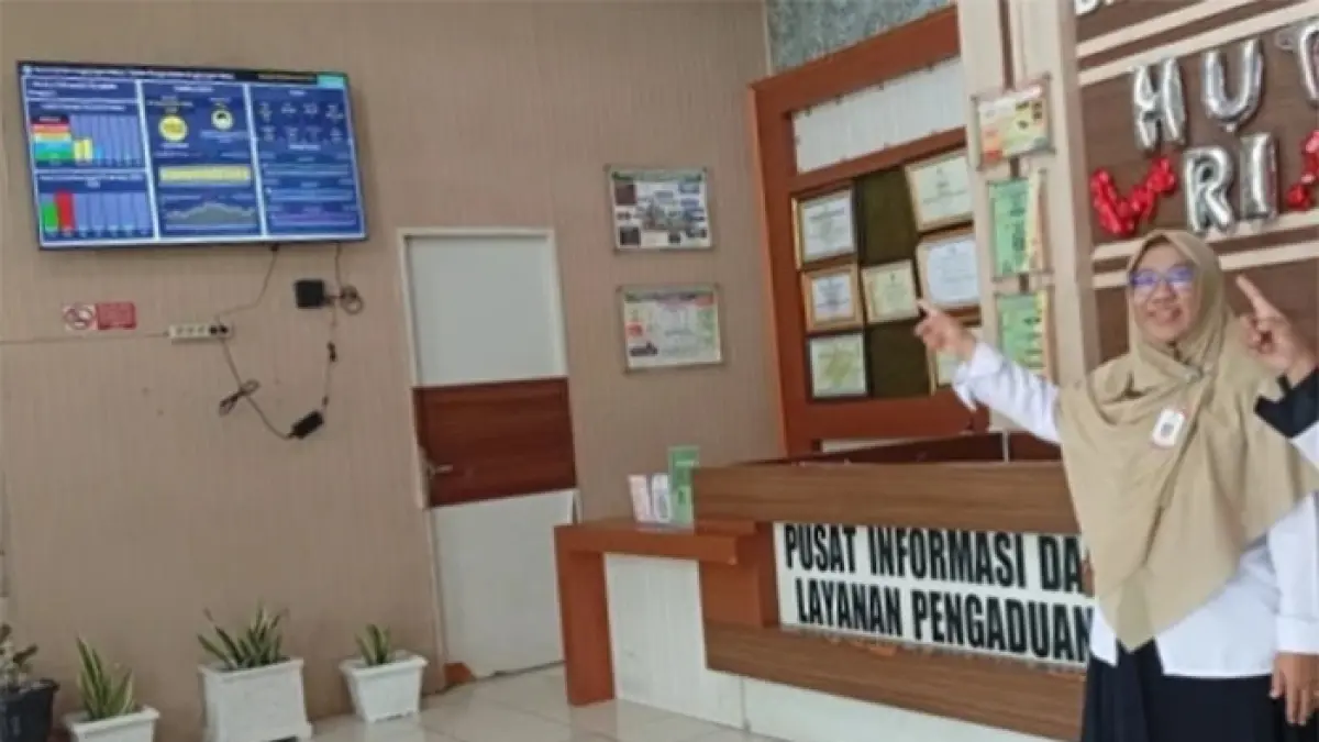 Sekretaris DLH Marngatin memperlihatkan hasil pantau ISPU dilayar kaca di Kantor DLH Bengkalis, Kamis (3/9/2026). Foto Istimewa