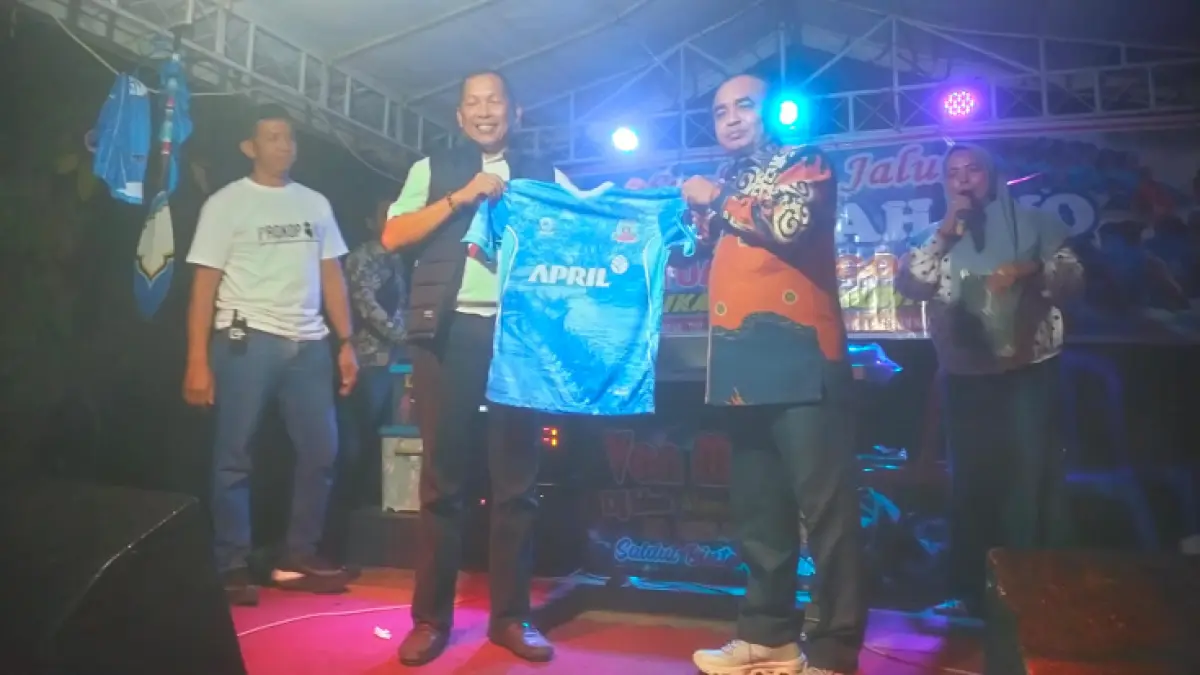 Senior Manager PT RAPP Raja Elwan Jumari menyerahkan kostum baru Jalur Alam Cahayo Tuah Nagoghi pada asisten III Setda Kuansing Drs Azhar MM pada malam syukuran, Rabu (2/9/2026) malam. (Kominfos Kuansing)