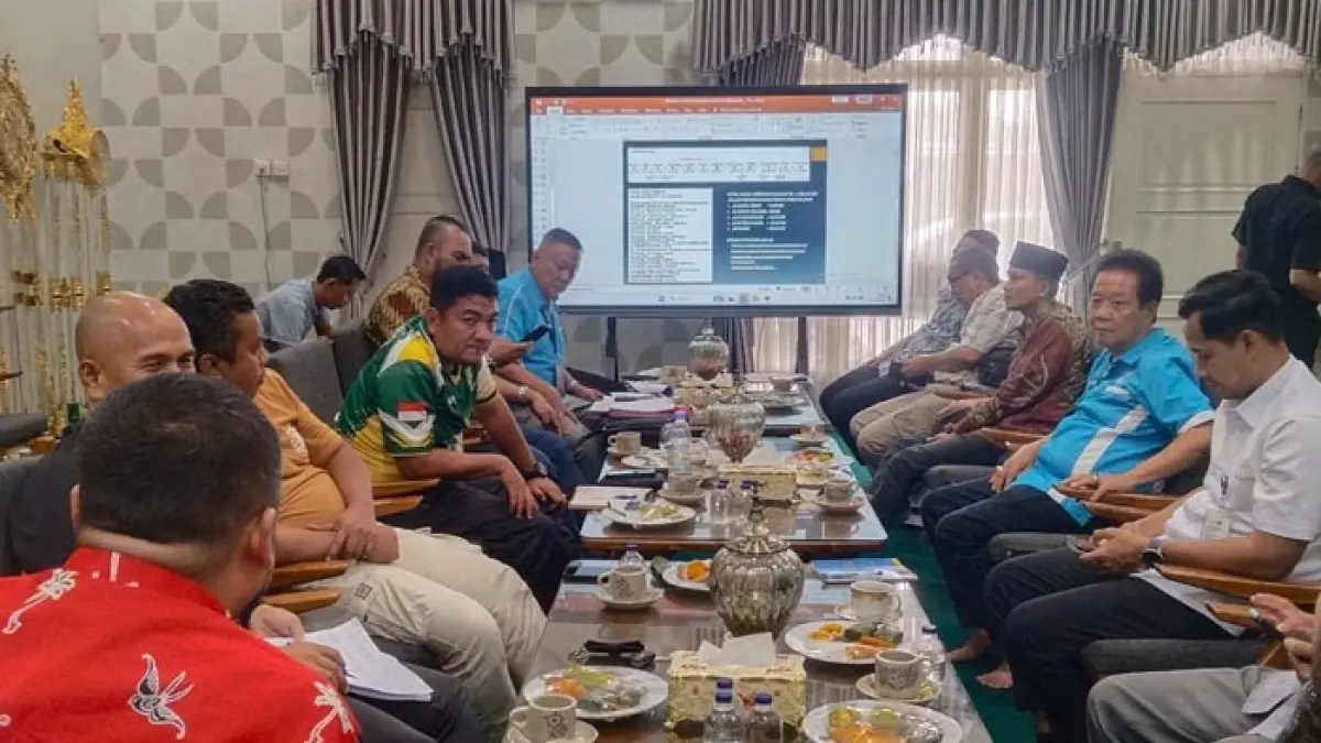 Tim Apindo Kabupaten Inhu saat melakukan ekspos tentang rencana pembangunan jalan alternatif pada rapat bersama di Rumah Dinas Bupati Inhu, Kamis (3/9/2026). (Kasmedi/Riaupos.co)