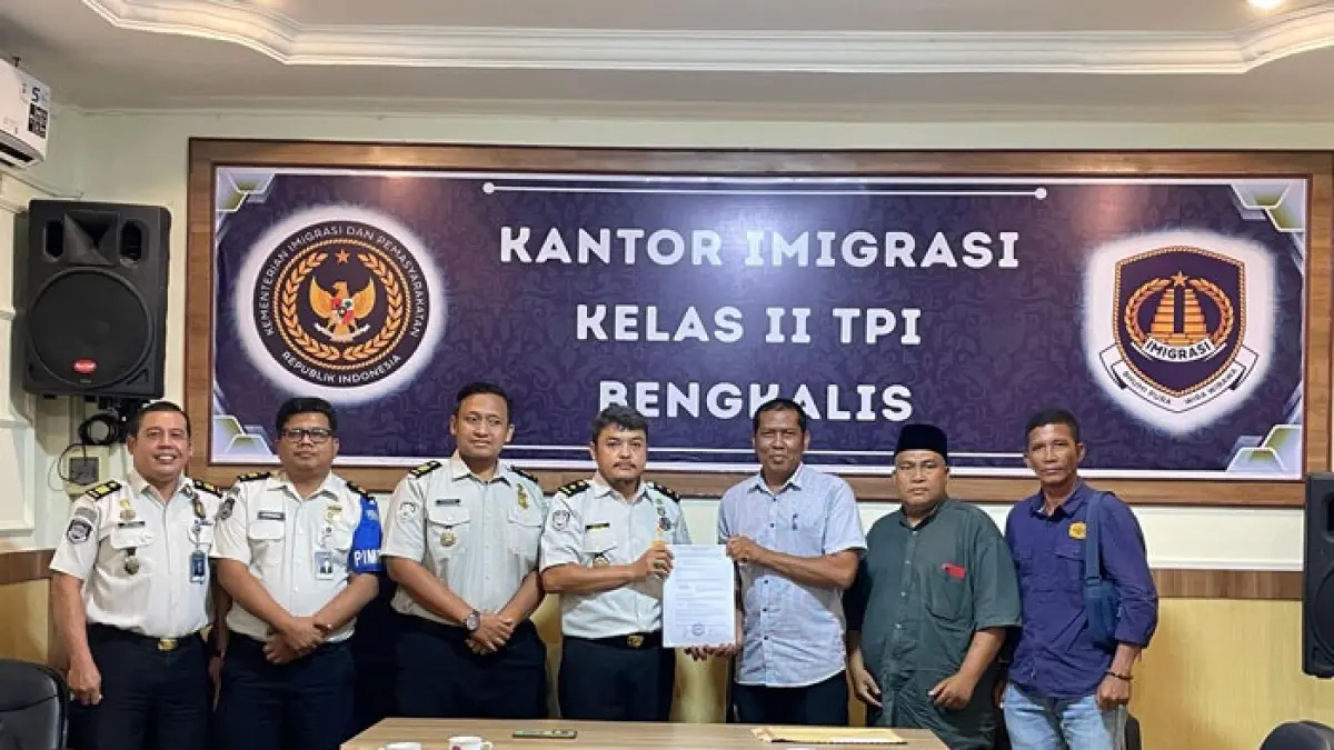 Tokoh masyarakat Rupat yang tergabung dalam Solidaritas Warga Tiga Desa menyerahkan berkas penolakan WNA asal Malaysia kepada Kepala Kantor Imigrasi Kelas II TPI Bengkalis, Kamis (3/9/2026). (Istimewa)