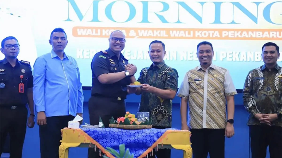 Wako Agung Nugroho didampingi Wawako Markarius Anwar memberikan potongan tumpeng pada Kajari Carel Williams saat coffe morning, Kamis (3/9/2026) di Aula Lantai VI Gedung Utama Perkantoran Wali Kota Pekanbaru. (ISTIMEWA)