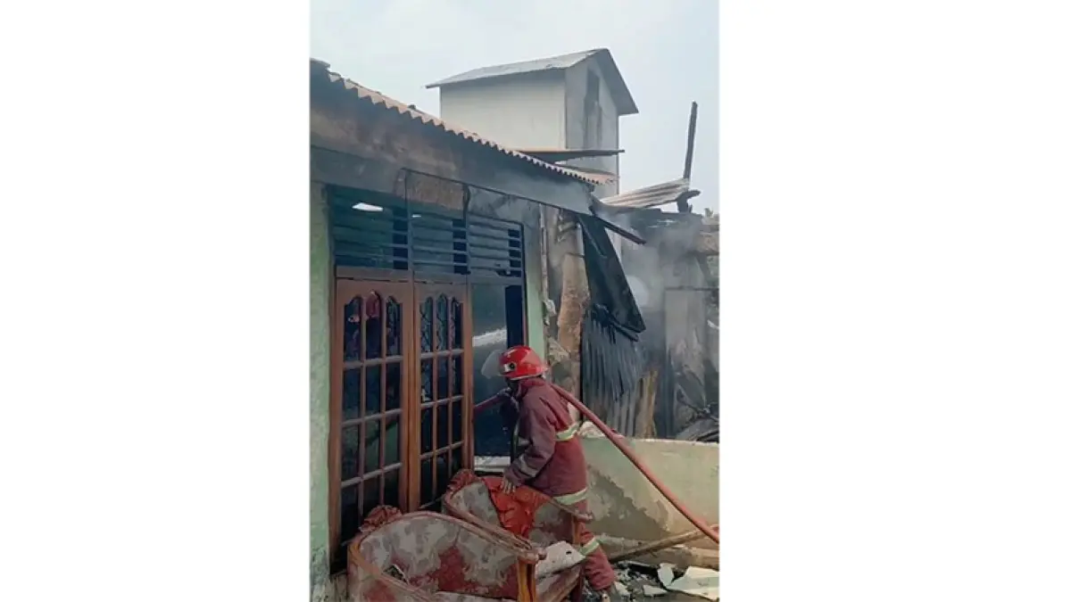 PADAMKAN API: Petugas Damkar memadamkan api yang membakar dua rumah permanen dan satu warung milik warga di Jalan Raya Pekanbaru-Telukkuantan, RT 012/RW 003, Dusun III, Desa Pantai Raja, Kecamatan Perhentian Raja, Kabupaten Kampar, Kamis (3/9/2026) siang. (Damkar Kampar untuk Riau Pos)
