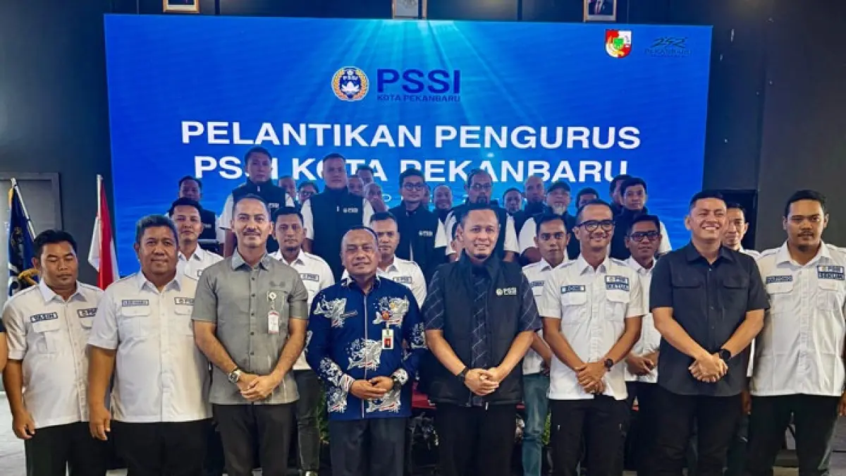 Ketua PSSI Pekanbaru Roni Saputra dan pengurus lainnya foto bersama Wali Kota Pekanbaru Agung Nugroho, Kadispora Riau Yurnalis Basri, Kadispora Pekanbaru Yuliarso, Ketua PSSI Riau Edward Riansyah usai dikukuhkan di Hotel Bono Pekanbaru, Jumat (4/9/2026).(PSSI Pekanbaru untuk Riaupos.co)