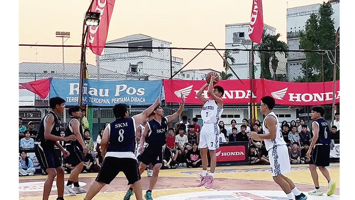 Pemain basket SMA Kalam Kudus (putih) berusaha memasukkan bola ke ring saat melawan  SMAN 2 Tebingtinggi dalam lanjutan Riau Pos-Honda Student Basketball League (HSBL) 2026 Selatpanjang Series di lapangan basket Kartika Selatpanjang, Kamis (3/9/2026).  (wira saputra/riau pos)