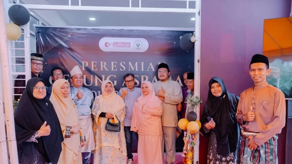 Ketua Pembina Yayasan Abdurrab Dr. dr. Susiana Tabrani, M.Pd didampingi Ketua Yayasan Abdurrab, Dr. Ruza Prima Rustam, Sp.OG, Kepala SMK Abdurrab Pekanbaru, Irham Siregar, S.Pd., M.Si foto bersama usai meresmikan Gedung Asrama 3 SMK Abdurrab, Jumat (4/9/2026).(iSTIMEWA)