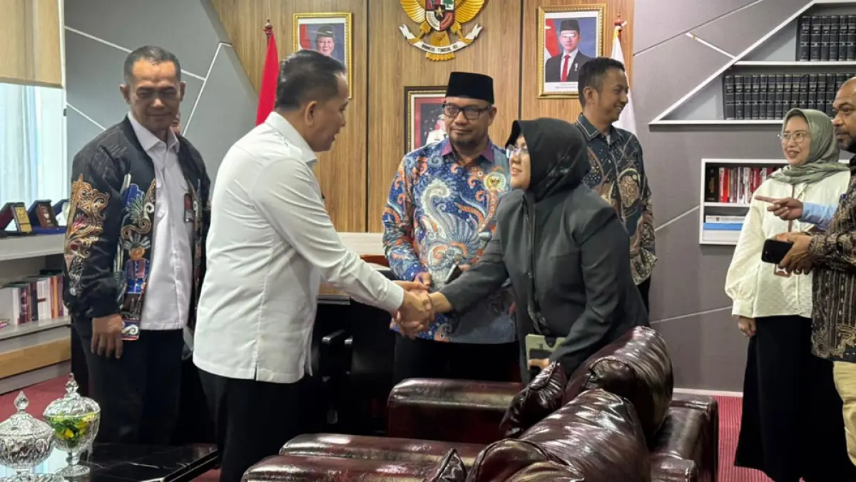 BERSALAMAN: Bupati Siak Afni Z bersalaman dengan Direktur Jenderal Bina Keuangan Daerah (Dirjen Keuda) Kemendagri Agus Fatoni&nbsp;dalam kunjungan ke Kemendagri, Rabu (2/9/2026).(Pemkab siak untuk riau pos)