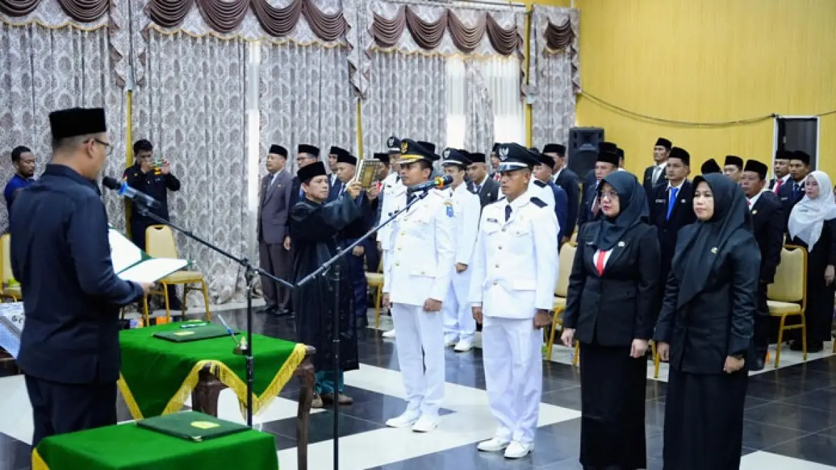 Bupati Inhu Ade Agus Hartanto saat melantik 80 pejabat administrator dan pejabat pengawas dilingkungan Pemerintah Kabupaten Inhu, di gedung Sejuta Sungkai, Jumat (4/9/2026). (Kasmedi/Riaupos.co)