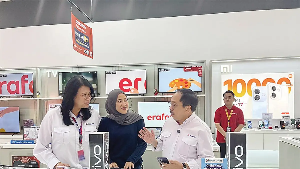 Direktur & Chief Regulatory Officer XLSmart, Merza Fachys (kanan) berbincang dengan pelanggan yang berkunjung di hangout place, Kuningan City Mall, Jakarta Selatan dalam rangka peringatan Hari Pelanggan Nasional, Kamis (3/9/2026).(XL UNTUK RIAU POS)