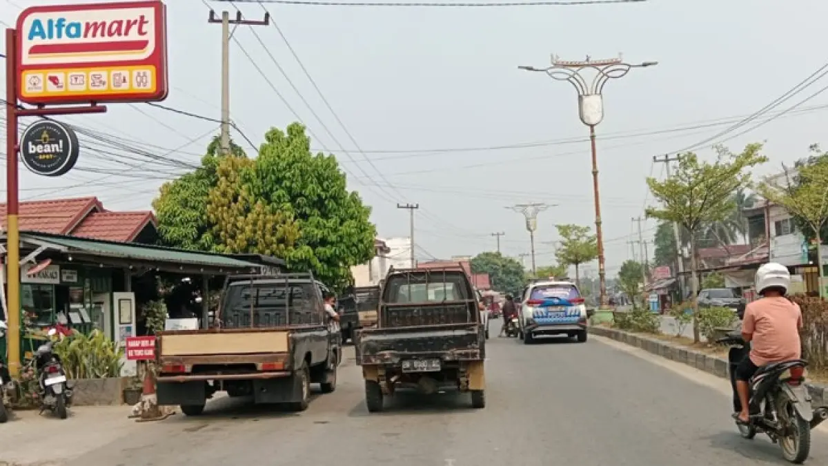 Kabur asap masih terlihat menyelimuti wilayah Teluk Kuantan Kecamatan Kuantan Tengah, Kabupaten Kuansing, Jumat (4/9/2026). (Desriandi Candra/Riaupos.co)