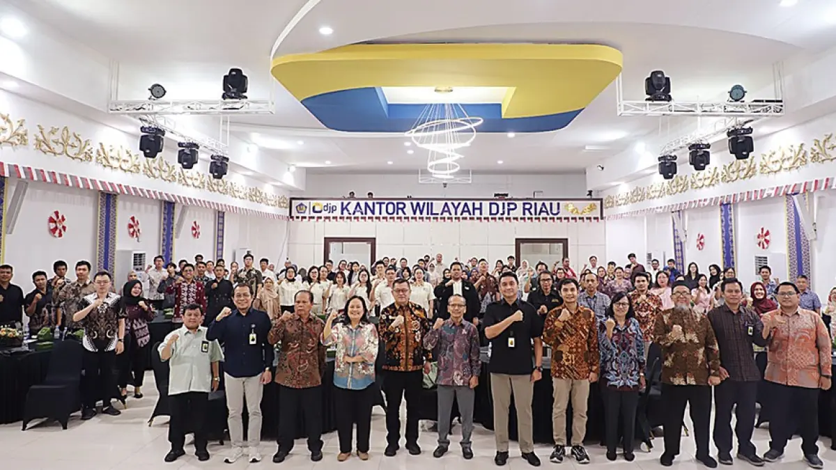 Kanwil DJP Riau bersama tiga Asosiasi Profesi Konsultan Pajak foto bersama peserta Sosialisasi PMK 44 Tahun 2026 di Aula Hang Tuah Kanwil DJP Riau, belum lama ini. (DJ Riau untuk riau pos)

