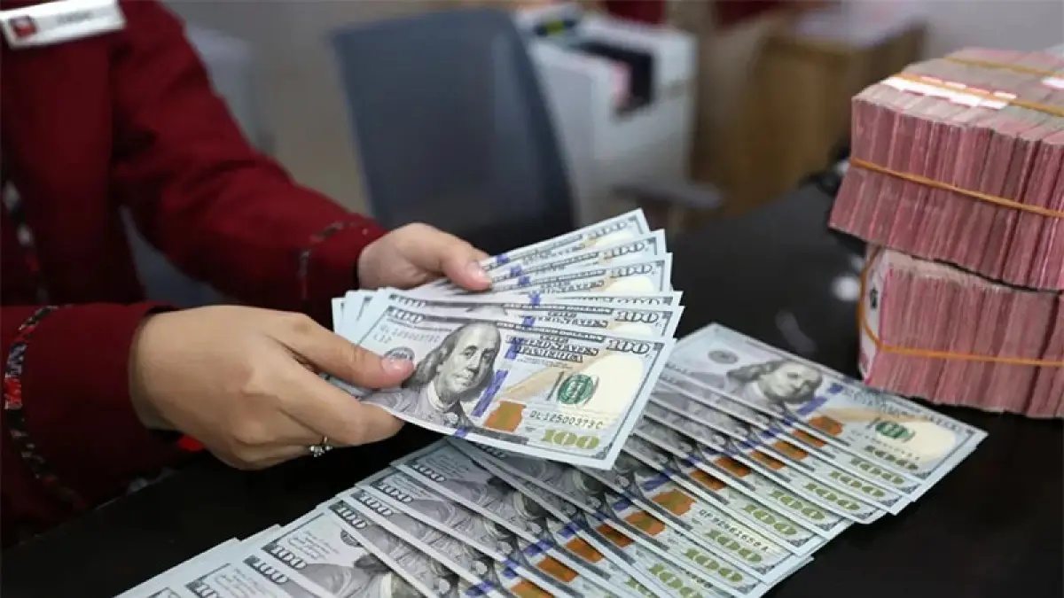Karyawan menunjukkan uang dolar Amerika Serikat (AS) di gerai penukaran mata uang asing di Jakarta. (Dery Ridwansah/ JawaPos.com)

