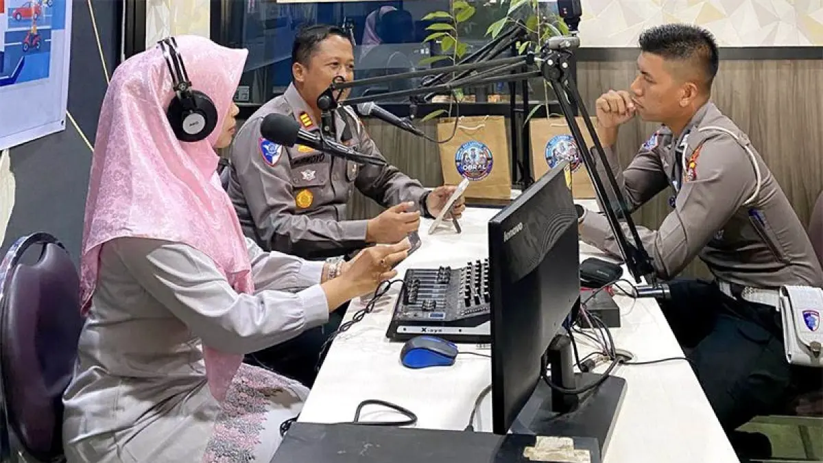 Kasatlantas Polres Kuansing AKP Siswoyo SH bersama Brigadir M Taufik saat edukasi keselamatan lewat program Obral di LPP Kuansing, Jumat (4/9/2026). Desriandi Candra