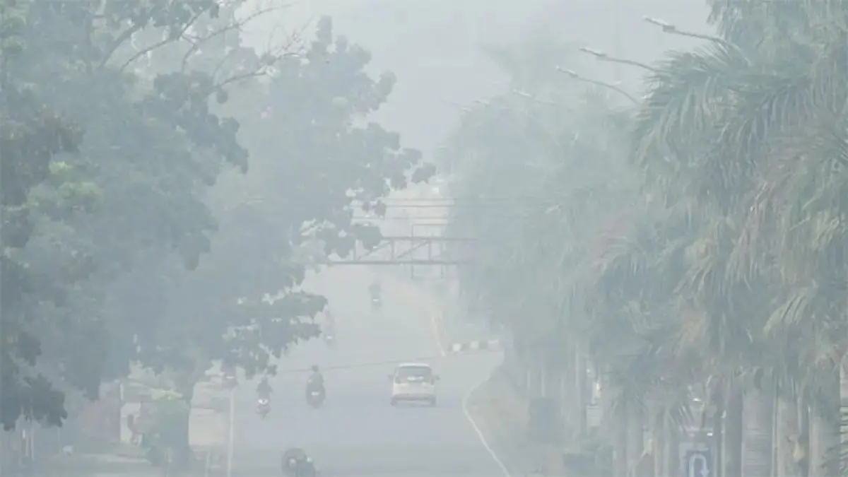 Kendaraan menembus asap tebal dari Karhutla yang menyelimuti Kota Pekanbaru, beberapa waktu lalu. (Mhd Akhwan/Riaupos.co)
